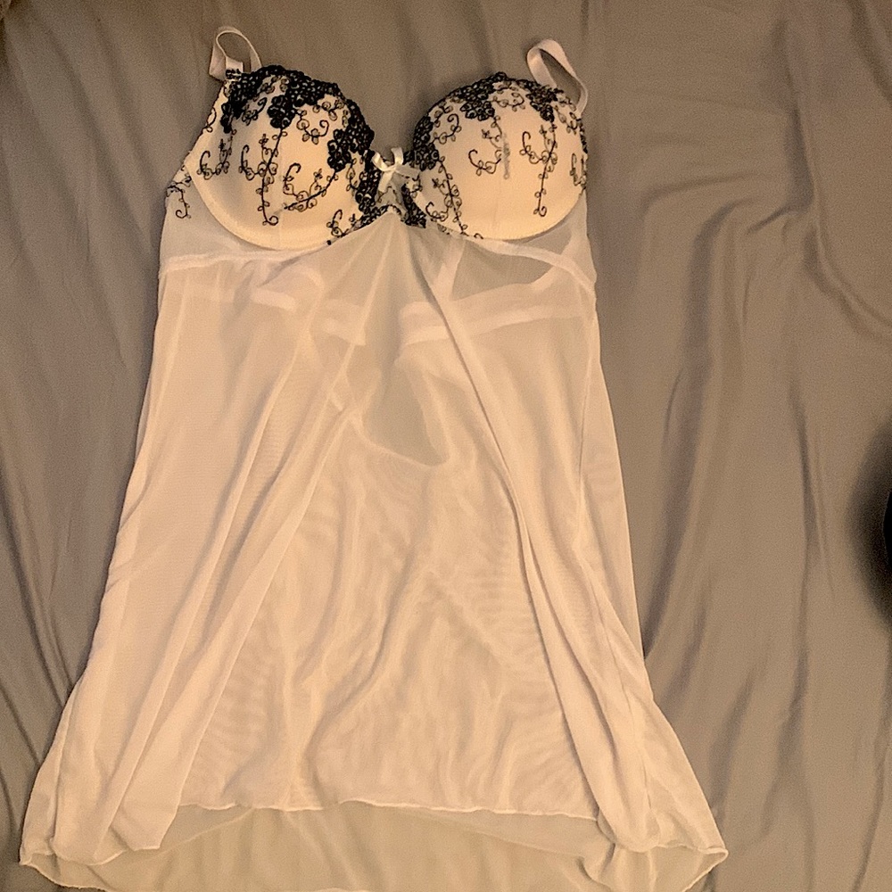 white large dereon sleepwear